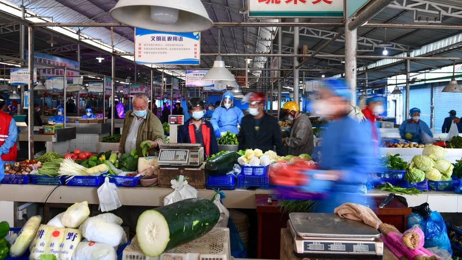 Warga berbelanja sayuran di pasar basah pada 17 Mei 2022 di Shanghai, China. (via Getty Ima/China News Service)