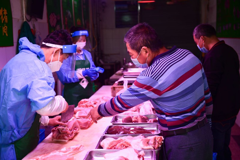 Warga berbelanja sayuran di pasar basah pada 17 Mei 2022 di Shanghai, China. (via Getty Ima/China News Service)