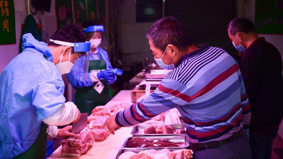 Warga berbelanja sayuran di pasar basah pada 17 Mei 2022 di Shanghai, China. (via Getty Ima/China News Service)