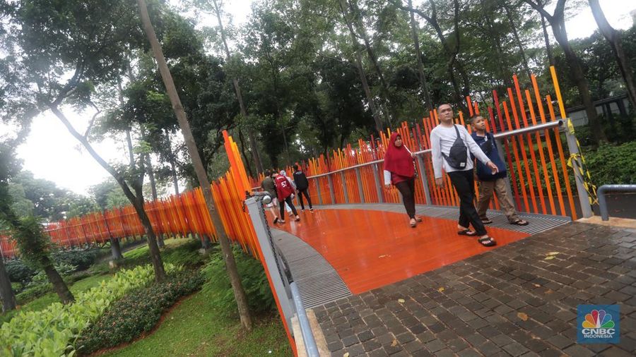 Warga berjalan di jembatan Tebet Eco Park di Jakarta, Rabu (18/5/2022) Presiden Joko Widodo melonggarkan kebijakan terkait aturan pemakaian masker dengan memperbolehkan warga tidak mengenakan masker di luar ruangan apabila tidak dalam kondisi kerumunan menyusul kondisi pandemi COVID-19 di Indonesia saat ini terkendali. (CNBC Indonesia/Andrean Kristianto)