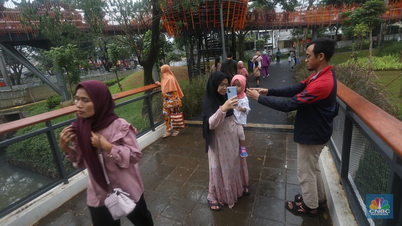 Warga berjalan di jembatan Tebet Eco Park di Jakarta, Rabu (18/5/2022) Presiden Joko Widodo melonggarkan kebijakan terkait aturan pemakaian masker dengan memperbolehkan warga tidak mengenakan masker di luar ruangan apabila tidak dalam kondisi kerumunan menyusul kondisi pandemi COVID-19 di Indonesia saat ini terkendali. (CNBC Indonesia/Andrean Kristianto) Warga berjalan di jembatan Tebet Eco Park di Jakarta, Rabu (18/5/2022) Presiden Joko Widodo melonggarkan kebijakan terkait aturan pemakaian masker dengan memperbolehkan warga tidak mengenakan masker di luar ruangan apabila tidak dalam kondisi kerumunan menyusul kondisi pandemi COVID-19 di Indonesia saat ini terkendali. (CNBC Indonesia/Andrean Kristianto)