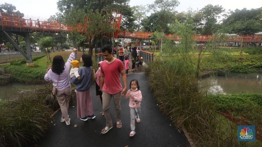 Warga berjalan di jembatan Tebet Eco Park di Jakarta, Rabu (18/5/2022) Presiden Joko Widodo melonggarkan kebijakan terkait aturan pemakaian masker dengan memperbolehkan warga tidak mengenakan masker di luar ruangan apabila tidak dalam kondisi kerumunan menyusul kondisi pandemi COVID-19 di Indonesia saat ini terkendali. (վ/Andrean Kristianto)