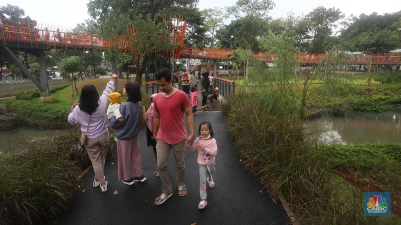 Warga berjalan di jembatan Tebet Eco Park di Jakarta, Rabu (18/5/2022) Presiden Joko Widodo melonggarkan kebijakan terkait aturan pemakaian masker dengan memperbolehkan warga tidak mengenakan masker di luar ruangan apabila tidak dalam kondisi kerumunan menyusul kondisi pandemi COVID-19 di Indonesia saat ini terkendali. (CNBC Indonesia/Andrean Kristianto)