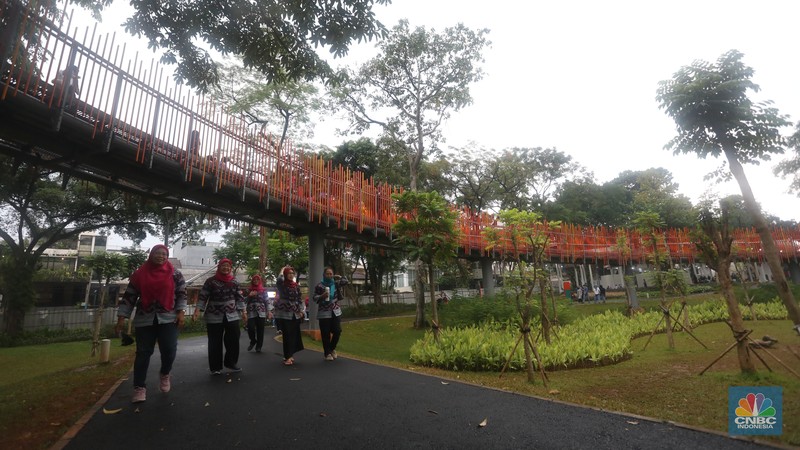 Warga berjalan di jembatan Tebet Eco Park di Jakarta, Rabu (18/5/2022) Presiden Joko Widodo melonggarkan kebijakan terkait aturan pemakaian masker dengan memperbolehkan warga tidak mengenakan masker di luar ruangan apabila tidak dalam kondisi kerumunan menyusul kondisi pandemi COVID-19 di Indonesia saat ini terkendali. (CNBC Indonesia/Andrean Kristianto) Warga berjalan di jembatan Tebet Eco Park di Jakarta, Rabu (18/5/2022) Presiden Joko Widodo melonggarkan kebijakan terkait aturan pemakaian masker dengan memperbolehkan warga tidak mengenakan masker di luar ruangan apabila tidak dalam kondisi kerumunan menyusul kondisi pandemi COVID-19 di Indonesia saat ini terkendali. (CNBC Indonesia/Andrean Kristianto)