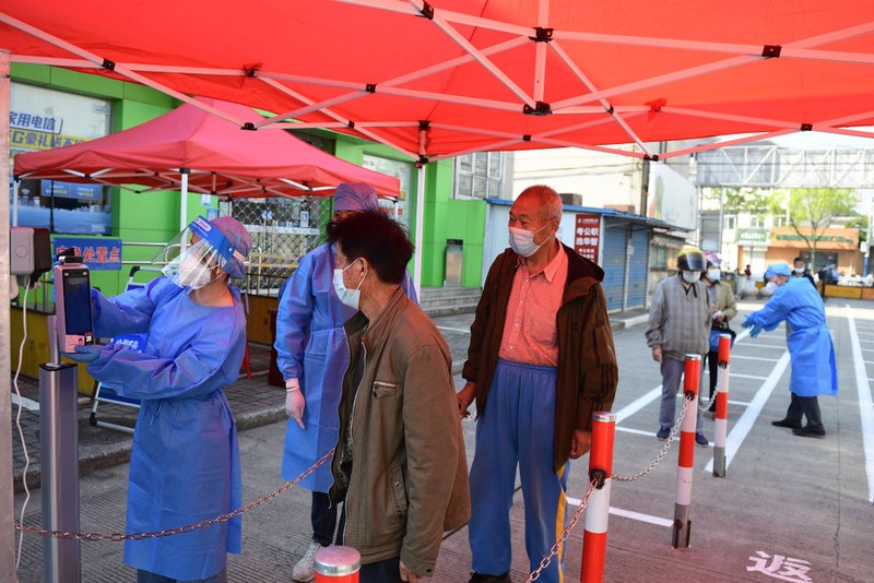 Warga berbelanja sayuran di pasar basah pada 17 Mei 2022 di Shanghai, China. (via Getty Ima/China News Service)