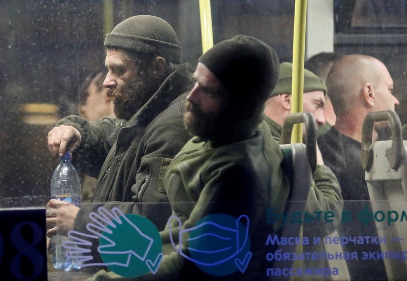 Anggota pasukan Ukraina yang telah menyerah setelah berminggu-minggu bersembunyi di pabrik baja Azovstal sedang digeledah oleh militer pro-Rusia di Mariupol, Ukraina, dalam gambar diam yang diambil dari video yang dirilis 18 Mei 2022. (via REUTERS/RUSSIAN DEFENCE MINISTRY)