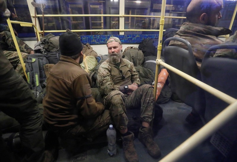 Anggota pasukan Ukraina yang telah menyerah setelah berminggu-minggu bersembunyi di pabrik baja Azovstal sedang digeledah oleh militer pro-Rusia di Mariupol, Ukraina, dalam gambar diam yang diambil dari video yang dirilis 18 Mei 2022. (via REUTERS/RUSSIAN DEFENCE MINISTRY)