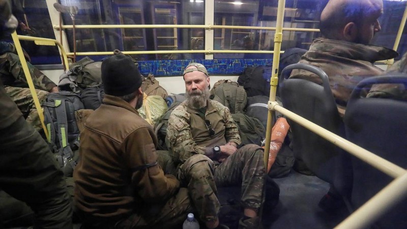 Anggota pasukan Ukraina yang telah menyerah setelah berminggu-minggu bersembunyi di pabrik baja Azovstal sedang digeledah oleh militer pro-Rusia di Mariupol, Ukraina, dalam gambar diam yang diambil dari video yang dirilis 18 Mei 2022. (via REUTERS/RUSSIAN DEFENCE MINISTRY)