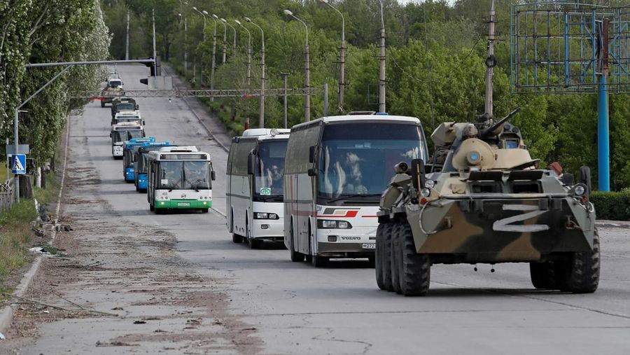 Anggota pasukan Ukraina yang telah menyerah setelah berminggu-minggu bersembunyi di pabrik baja Azovstal sedang digeledah oleh militer pro-Rusia di Mariupol, Ukraina, dalam gambar diam yang diambil dari video yang dirilis 18 Mei 2022. (via REUTERS/RUSSIAN DEFENCE MINISTRY)