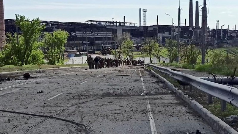 Anggota pasukan Ukraina yang telah menyerah setelah berminggu-minggu bersembunyi di pabrik baja Azovstal sedang digeledah oleh militer pro-Rusia di Mariupol, Ukraina, dalam gambar diam yang diambil dari video yang dirilis 18 Mei 2022. (via REUTERS/RUSSIAN DEFENCE MINISTRY)