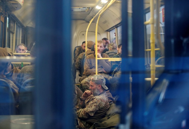 Anggota pasukan Ukraina yang telah menyerah setelah berminggu-minggu bersembunyi di pabrik baja Azovstal sedang digeledah oleh militer pro-Rusia di Mariupol, Ukraina, dalam gambar diam yang diambil dari video yang dirilis 18 Mei 2022. (via REUTERS/RUSSIAN DEFENCE MINISTRY)