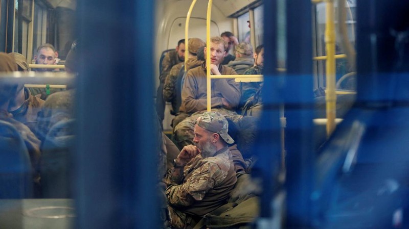 Anggota pasukan Ukraina yang telah menyerah setelah berminggu-minggu bersembunyi di pabrik baja Azovstal sedang digeledah oleh militer pro-Rusia di Mariupol, Ukraina, dalam gambar diam yang diambil dari video yang dirilis 18 Mei 2022. (via REUTERS/RUSSIAN DEFENCE MINISTRY)