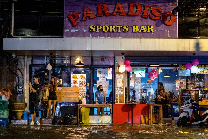 Bangkok telah banjir di banyak daerah setelah 10 jam hujan deras mulai pukul 3 sore kemarin dan berlanjut hingga dini hari ini. (AFP via Getty Images/JACK TAYLOR Bangkok telah banjir di banyak daerah setelah 10 jam hujan deras mulai pukul 3 sore kemarin dan berlanjut hingga dini hari ini. (AFP via Getty Images/JACK TAYLOR