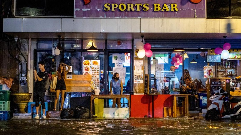 Bangkok telah banjir di banyak daerah setelah 10 jam hujan deras mulai pukul 3 sore kemarin dan berlanjut hingga dini hari ini. (AFP via Getty Images/JACK TAYLOR