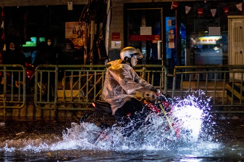 Bangkok telah banjir di banyak daerah setelah 10 jam hujan deras mulai pukul 3 sore kemarin dan berlanjut hingga dini hari ini. (AFP via Getty Images/JACK TAYLOR Bangkok telah banjir di banyak daerah setelah 10 jam hujan deras mulai pukul 3 sore kemarin dan berlanjut hingga dini hari ini. (AFP via Getty Images/JACK TAYLOR