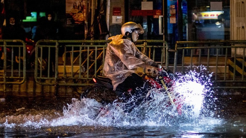 Bangkok telah banjir di banyak daerah setelah 10 jam hujan deras mulai pukul 3 sore kemarin dan berlanjut hingga dini hari ini. (AFP via Getty Images/JACK TAYLOR