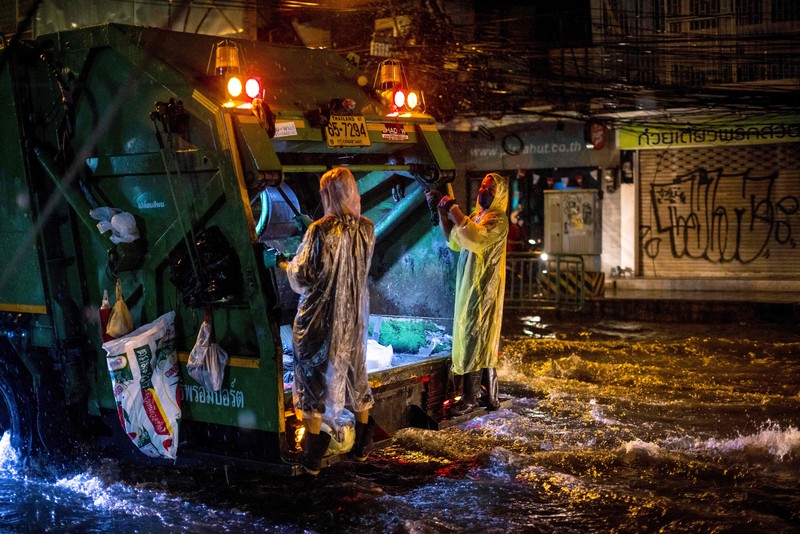 Bangkok telah banjir di banyak daerah setelah 10 jam hujan deras mulai pukul 3 sore kemarin dan berlanjut hingga dini hari ini. (AFP via Getty Images/JACK TAYLOR Bangkok telah banjir di banyak daerah setelah 10 jam hujan deras mulai pukul 3 sore kemarin dan berlanjut hingga dini hari ini. (AFP via Getty Images/JACK TAYLOR