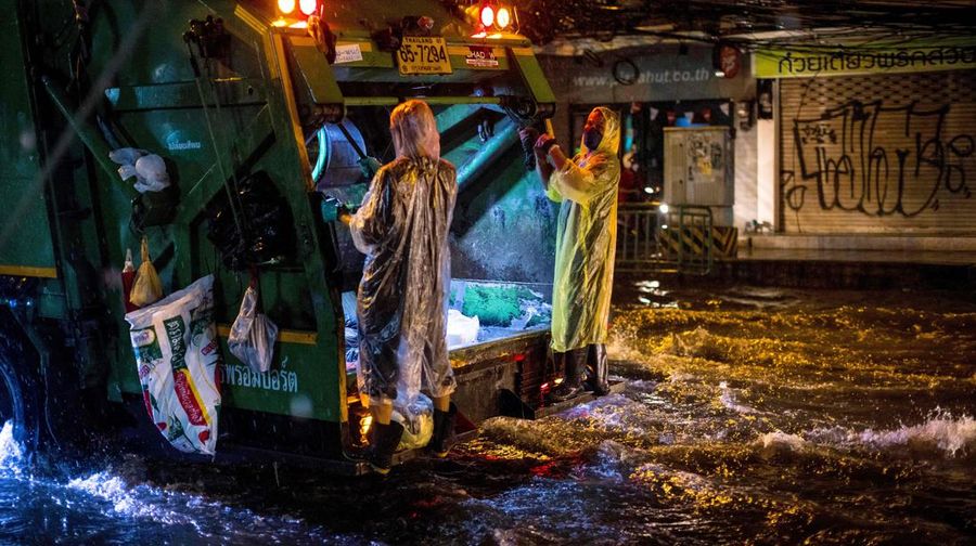 Bangkok telah banjir di banyak daerah setelah 10 jam hujan deras mulai pukul 3 sore kemarin dan berlanjut hingga dini hari ini. (AFP via Getty Images/JACK TAYLOR