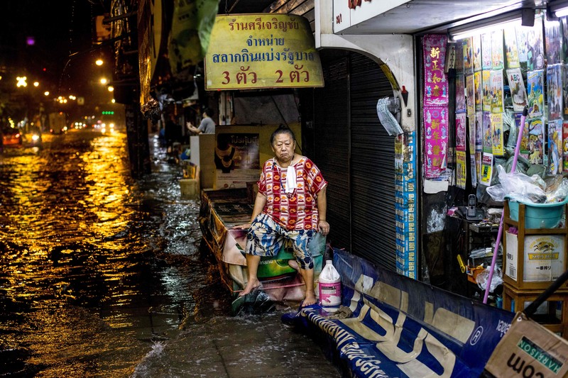 Bangkok telah banjir di banyak daerah setelah 10 jam hujan deras mulai pukul 3 sore kemarin dan berlanjut hingga dini hari ini. (AFP via Getty Images/JACK TAYLOR Bangkok telah banjir di banyak daerah setelah 10 jam hujan deras mulai pukul 3 sore kemarin dan berlanjut hingga dini hari ini. (AFP via Getty Images/JACK TAYLOR