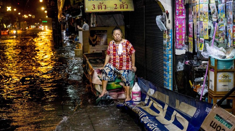 Bangkok telah banjir di banyak daerah setelah 10 jam hujan deras mulai pukul 3 sore kemarin dan berlanjut hingga dini hari ini. (AFP via Getty Images/JACK TAYLOR