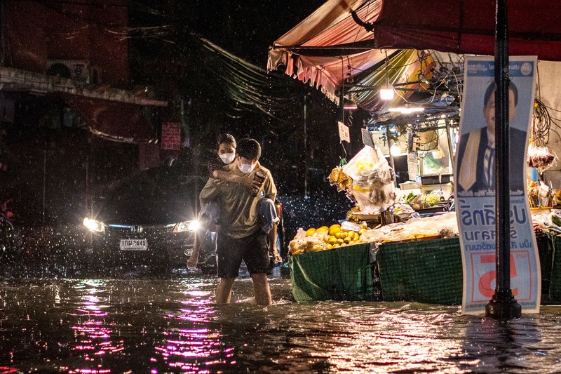 Bangkok telah banjir di banyak daerah setelah 10 jam hujan deras mulai pukul 3 sore kemarin dan berlanjut hingga dini hari ini. (AFP via Getty Images/JACK TAYLOR Bangkok telah banjir di banyak daerah setelah 10 jam hujan deras mulai pukul 3 sore kemarin dan berlanjut hingga dini hari ini. (AFP via Getty Images/JACK TAYLOR