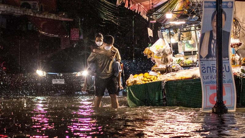 Bangkok telah banjir di banyak daerah setelah 10 jam hujan deras mulai pukul 3 sore kemarin dan berlanjut hingga dini hari ini. (AFP via Getty Images/JACK TAYLOR