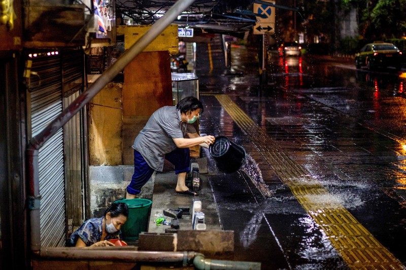 Bangkok telah banjir di banyak daerah setelah 10 jam hujan deras mulai pukul 3 sore kemarin dan berlanjut hingga dini hari ini. (AFP via Getty Images/JACK TAYLOR Bangkok telah banjir di banyak daerah setelah 10 jam hujan deras mulai pukul 3 sore kemarin dan berlanjut hingga dini hari ini. (AFP via Getty Images/JACK TAYLOR
