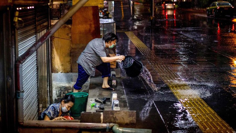 Bangkok telah banjir di banyak daerah setelah 10 jam hujan deras mulai pukul 3 sore kemarin dan berlanjut hingga dini hari ini. (AFP via Getty Images/JACK TAYLOR