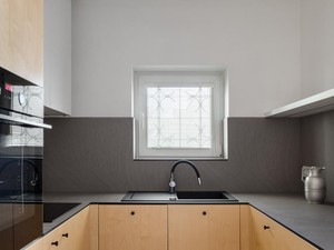 Punya Dapur Kecil Cocok Nggak Ya Dicat Warna Gelap? Ini Kata Desainer