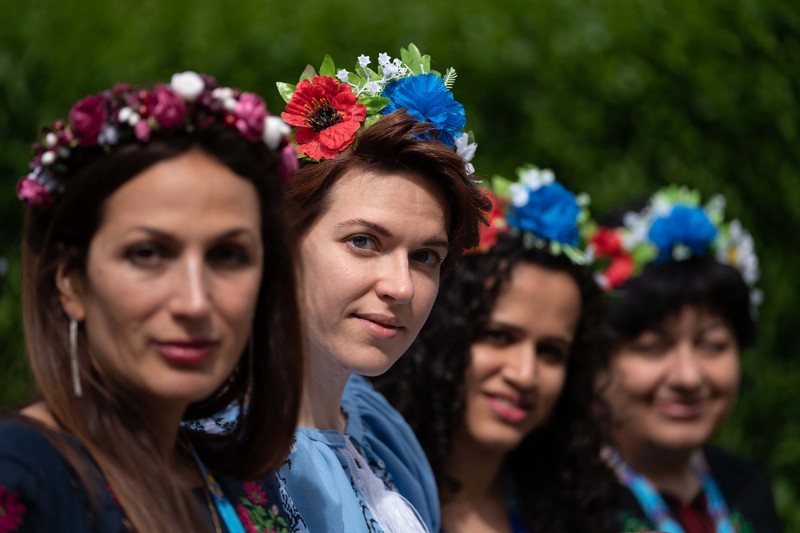 Kristina Korniiuk, 34, (ketiga kanan) yang berasal dari Kyiv dan melarikan diri dari Ukraina setelah invasi Rusia, menandai perayaan Hari Vyshyvanka di Ukraina dengan kemeja tradisional raksasa, di rumah tuan rumahnya Rend Platings (ketiga kiri) di Cambridge . Kristina bergabung dengan rekan sesama Ukrania Anastasiia Romaniuk (kanan) dan saudara perempuan Alla Marich (kiri) dan Iryna Marich (kedua kiri). Tanggal foto: Kamis 19 Mei 2022. (Joe Giddens/PA Images via Getty Images) Kristina Korniiuk, 34, (ketiga kanan) yang berasal dari Kyiv dan melarikan diri dari Ukraina setelah invasi Rusia, menandai perayaan Hari Vyshyvanka di Ukraina dengan kemeja tradisional raksasa, di rumah tuan rumahnya Rend Platings (ketiga kiri) di Cambridge . Kristina bergabung dengan rekan sesama Ukrania Anastasiia Romaniuk (kanan) dan saudara perempuan Alla Marich (kiri) dan Iryna Marich (kedua kiri). Tanggal foto: Kamis 19 Mei 2022. (Joe Giddens/PA Images via Getty Images)