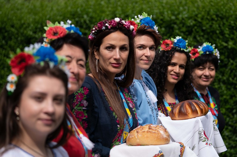 Kristina Korniiuk, 34, (ketiga kanan) yang berasal dari Kyiv dan melarikan diri dari Ukraina setelah invasi Rusia, menandai perayaan Hari Vyshyvanka di Ukraina dengan kemeja tradisional raksasa, di rumah tuan rumahnya Rend Platings (ketiga kiri) di Cambridge . Kristina bergabung dengan rekan sesama Ukrania Anastasiia Romaniuk (kanan) dan saudara perempuan Alla Marich (kiri) dan Iryna Marich (kedua kiri). Tanggal foto: Kamis 19 Mei 2022. (Joe Giddens/PA Images via Getty Images) Kristina Korniiuk, 34, (ketiga kanan) yang berasal dari Kyiv dan melarikan diri dari Ukraina setelah invasi Rusia, menandai perayaan Hari Vyshyvanka di Ukraina dengan kemeja tradisional raksasa, di rumah tuan rumahnya Rend Platings (ketiga kiri) di Cambridge . Kristina bergabung dengan rekan sesama Ukrania Anastasiia Romaniuk (kanan) dan saudara perempuan Alla Marich (kiri) dan Iryna Marich (kedua kiri). Tanggal foto: Kamis 19 Mei 2022. (Joe Giddens/PA Images via Getty Images)