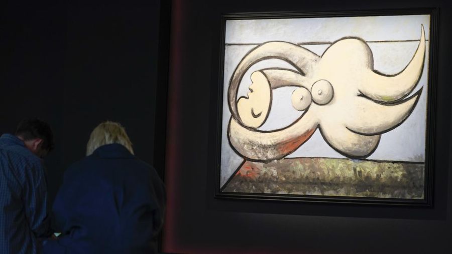 Lukisan tahun 1932 karya kekasihnya Pablo Picasso, berjudul Potret Marie-Thérèse Walter. Rumah lelang mengharapkan untuk menjual lebih dari $60 juta selama penjualan seni musim semi mendatang. (REUTERS/SHANNON STAPLETON)