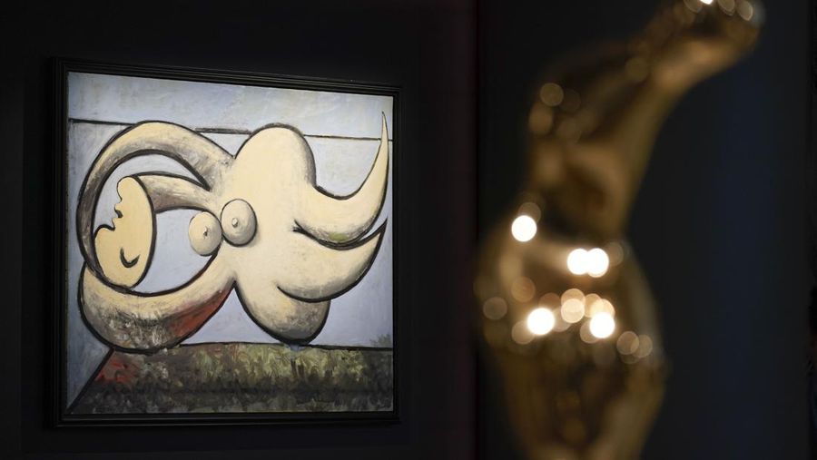 Lukisan tahun 1932 karya kekasihnya Pablo Picasso, berjudul Potret Marie-Thérèse Walter. Rumah lelang mengharapkan untuk menjual lebih dari $60 juta selama penjualan seni musim semi mendatang. (REUTERS/SHANNON STAPLETON)