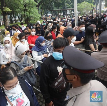 Heboh! Antusias Warga di Penukaran Tiket Allo Bank Festival