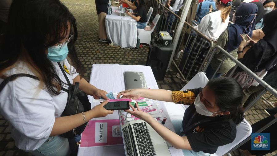 Penukaran tiket Allo Bank Festival di Istora Senayan, Jakarta, Kamis (19/5/2022). (CNBC Indonesia/Andrean Kristianto)