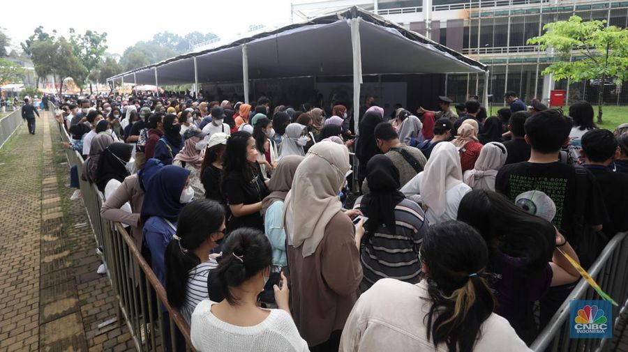 Penukaran tiket Allo Bank Festival di Istora Senayan, Jakarta, Kamis (19/5/2022). (CNBC Indonesia/Andrean Kristianto)