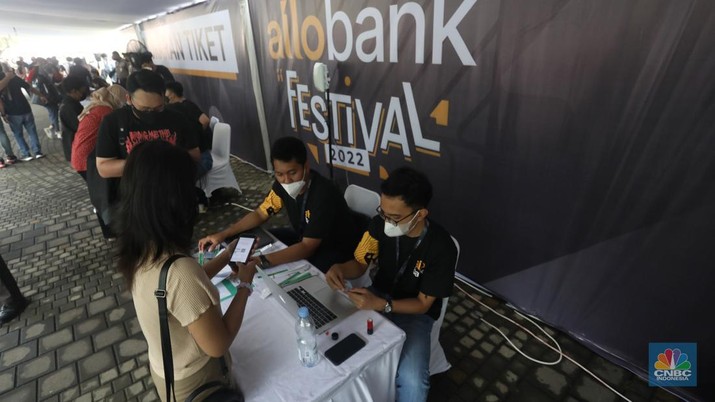 Penukaran tiket Allo Bank Festival di Istora Senayan, Jakarta, Kamis (19/5/2022). (CNBC Indonesia/Andrean Kristianto)