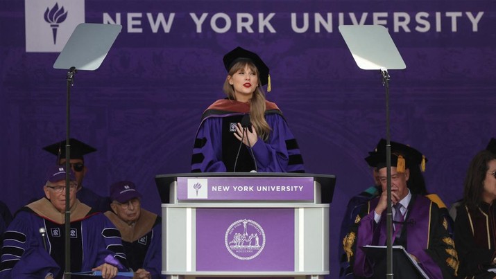 Taylor Swift menghadiri upacara kelulusan NYU di Yankee Stadium di New York. (REUTERS/SHANNON STAPLETON) Taylor Swift menghadiri upacara kelulusan NYU di Yankee Stadium di New York. (REUTERS/SHANNON STAPLETON)