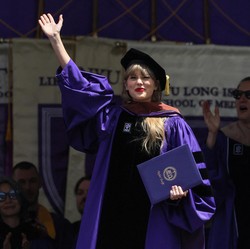 Cuma Lulus SMA, Taylor Swift Dapat Gelar