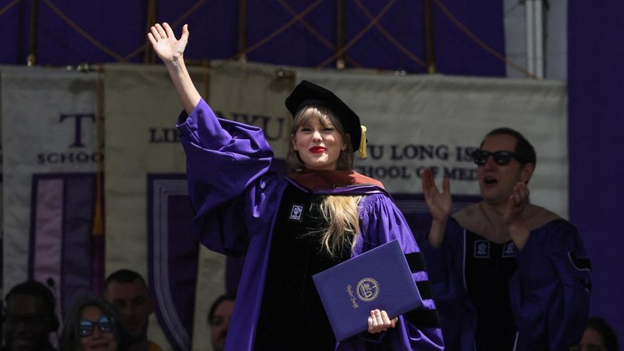 Taylor Swift menghadiri upacara kelulusan NYU di Yankee Stadium di New York. (REUTERS/SHANNON STAPLETON)