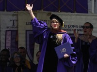Cuma Lulus SMA, Taylor Swift Dapat Gelar 