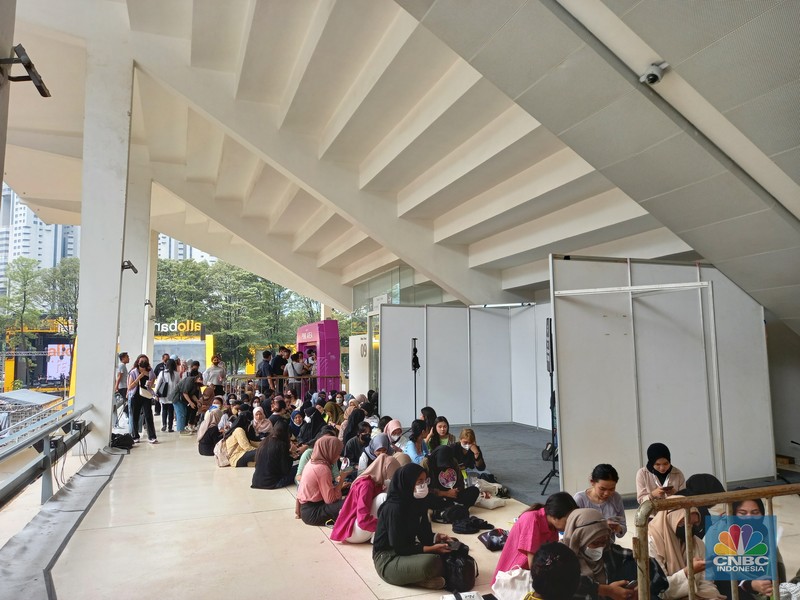 Penonton berswafoto di depan pintu masuk Allo Bank Festival di Istora Senayan, Jakarta, Jumat (20/5/2022). Antusiasme penonton sudah terlihat sejak pagi hari meski gate baru dibuka siang nanti. (CNBC Indonesia/Andrean Kristianto)