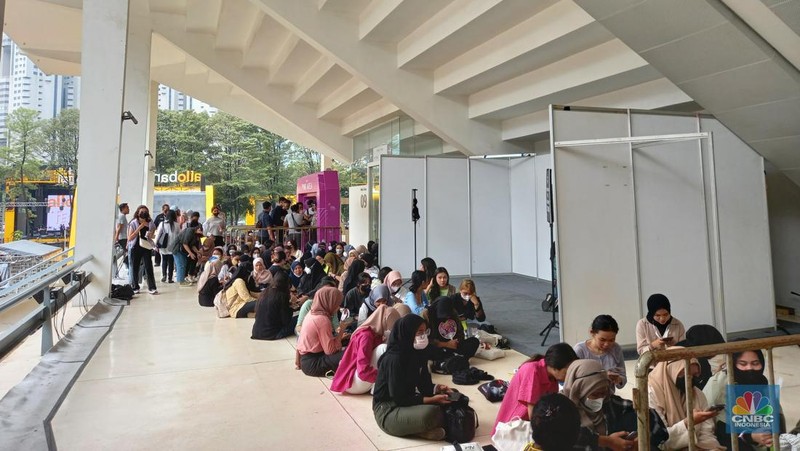 Penonton berswafoto di depan pintu masuk Allo Bank Festival di Istora Senayan, Jakarta, Jumat (20/5/2022). Antusiasme penonton sudah terlihat sejak pagi hari meski gate baru dibuka siang nanti. (CNBC Indonesia/Andrean Kristianto)