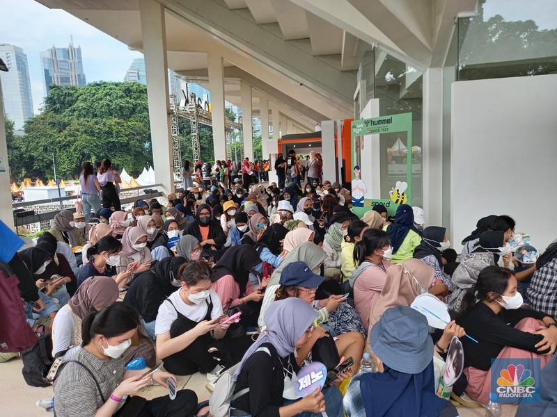 Penonton berswafoto di depan pintu masuk Allo Bank Festival di Istora Senayan, Jakarta, Jumat (20/5/2022). Antusiasme penonton sudah terlihat sejak pagi hari meski gate baru dibuka siang nanti. (CNBC Indonesia/Andrean Kristianto)