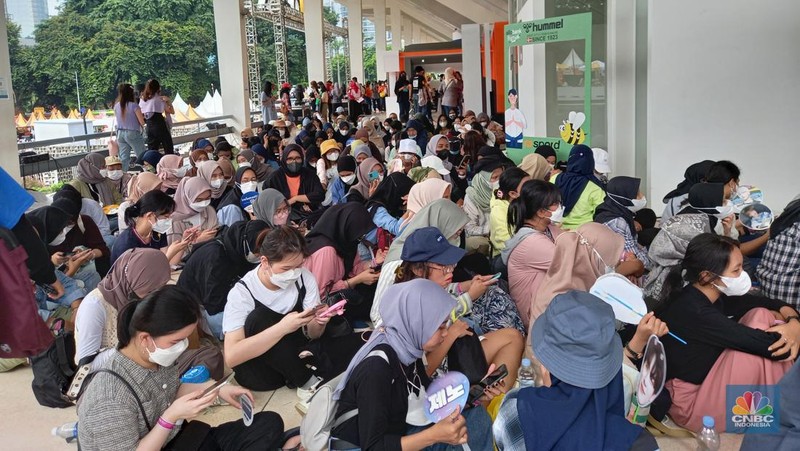 Penonton berswafoto di depan pintu masuk Allo Bank Festival di Istora Senayan, Jakarta, Jumat (20/5/2022). Antusiasme penonton sudah terlihat sejak pagi hari meski gate baru dibuka siang nanti. (CNBC Indonesia/Andrean Kristianto)