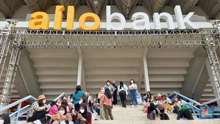 Allo Bank Festival 2022 digelar mulai hari ini, Jumat ( 20/5/2022) di Istora Senayan, Jakarta. Antusiasme penonton sudah terlihat sejak pagi hari meski gate baru dibuka siang nanti. (CNBC Indonesia/ Intan Rakhmayanti Dewi)