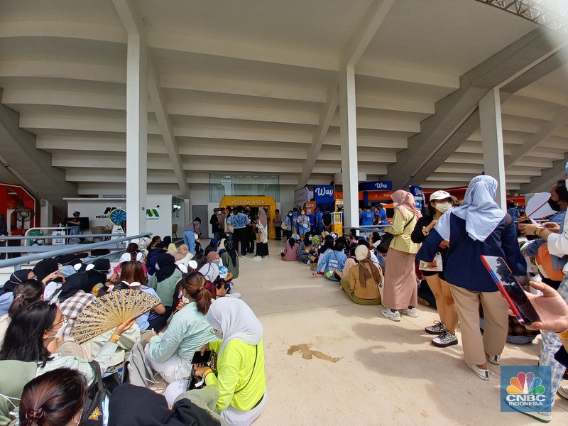 Penonton berswafoto di depan pintu masuk Allo Bank Festival di Istora Senayan, Jakarta, Jumat (20/5/2022). Antusiasme penonton sudah terlihat sejak pagi hari meski gate baru dibuka siang nanti. (CNBC Indonesia/Andrean Kristianto)