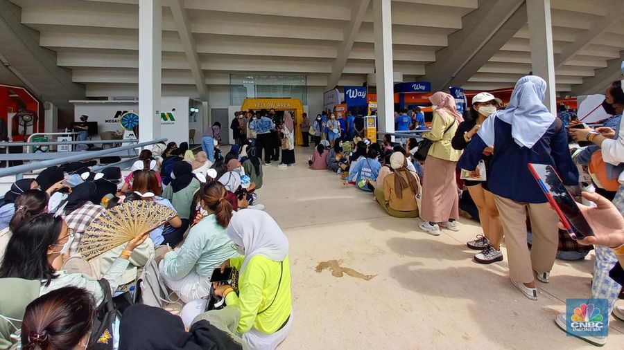 Penonton berswafoto di depan pintu masuk Allo Bank Festival di Istora Senayan, Jakarta, Jumat (20/5/2022). Antusiasme penonton sudah terlihat sejak pagi hari meski gate baru dibuka siang nanti. (CNBC Indonesia/Andrean Kristianto)