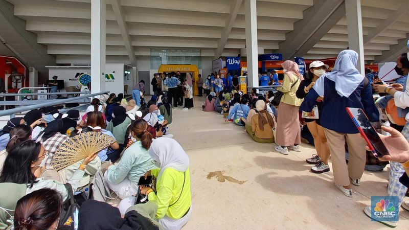 Penonton berswafoto di depan pintu masuk Allo Bank Festival di Istora Senayan, Jakarta, Jumat (20/5/2022). Antusiasme penonton sudah terlihat sejak pagi hari meski gate baru dibuka siang nanti. (CNBC Indonesia/Andrean Kristianto)
