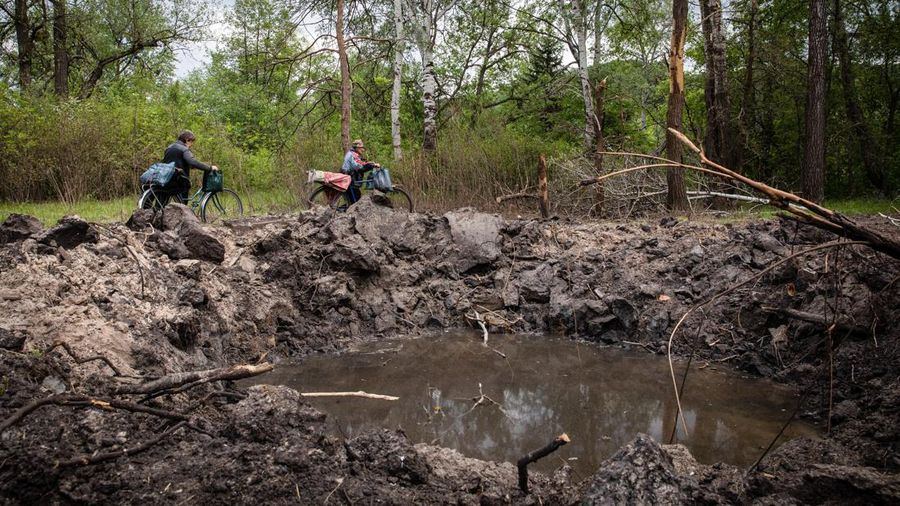 Pemilik bangunan memeriksa reruntuhan bangunannya di pinggiran wilayah separatis Donetsk (Donbas). (LightRocket via Gett/SOPA Images)